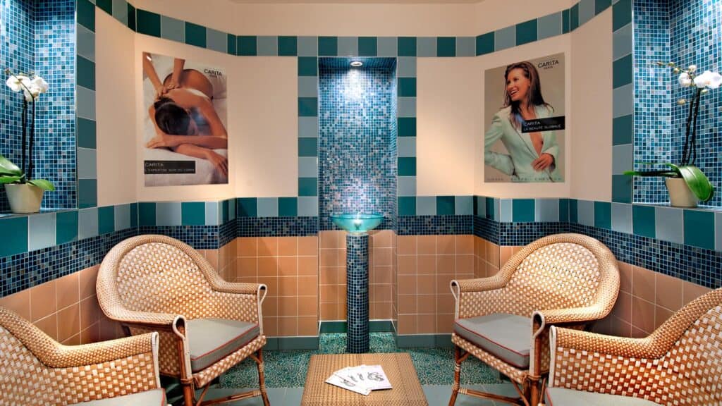 n006049 2017juil31 disneyland hotel celestia spa 16 9 tcm809 159580w1960p1fjpg